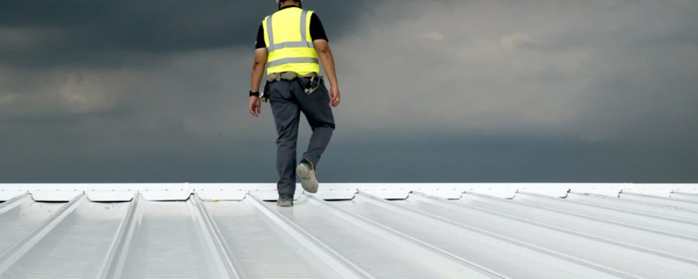 W jaki sposób działa gwarancja systemowa na dach?